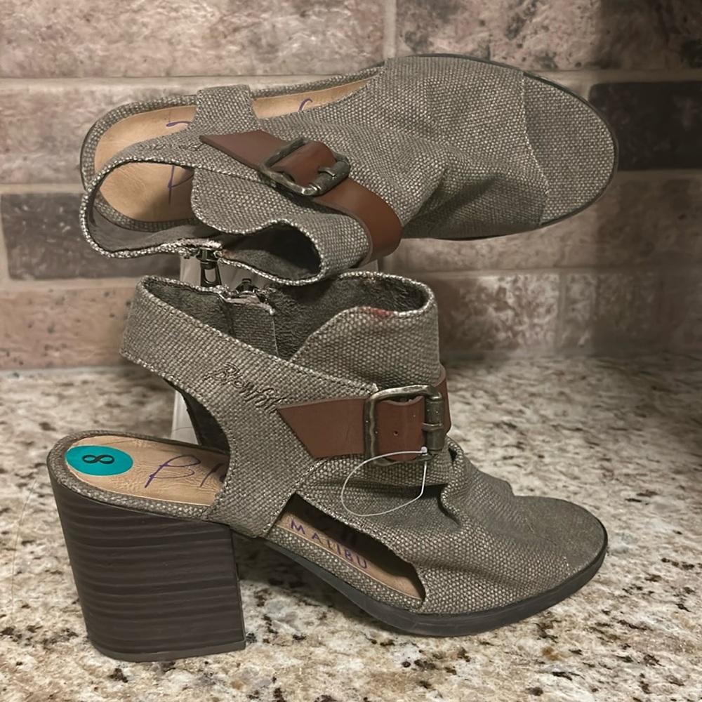 Women’s BLOWFISH Peep Toe and open heel canvas sandals. Size 8